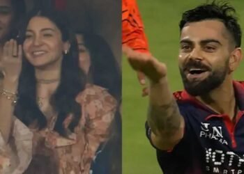 Virat-Kohlis-Sweet-Flying-Kiss-to-Anushka-Sharma