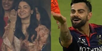 Virat-Kohlis-Sweet-Flying-Kiss-to-Anushka-Sharma