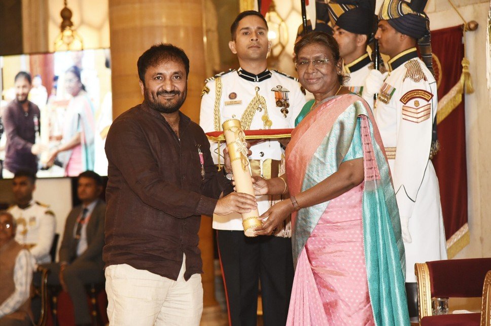 Anand_Kumar_receiving_the_prestigious_Padma_Shri_Award_from_President_Droupadi_Murmu_at_the_Rashtrapati_Bhawan1